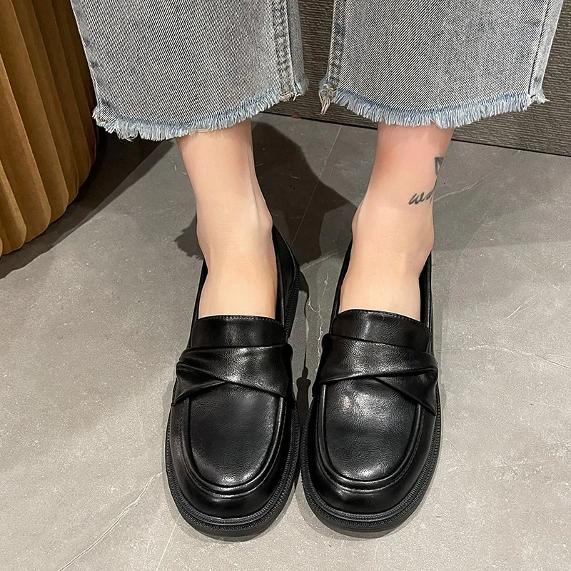 Кожаная обувь в английском стиле; весенние новые черные лоферы; Универсальная и удобная рабочая обувь на мягкой подошве с защитой от скольжения для женщин. Изображение 2