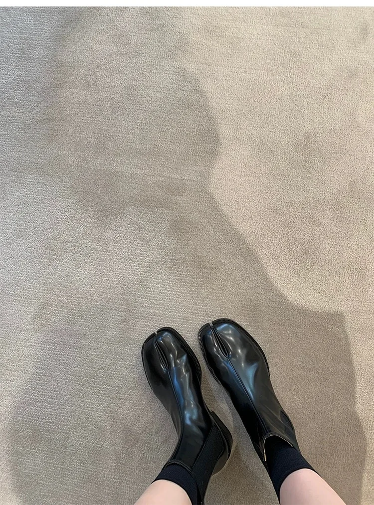 Новинка 2023 года; Женская модная обувь Таби; Кожаные ботильоны на массивном каблуке; Женские ботинки на низком каблуке; Роскошный Дизайн; Модная обувь с раздельным носком; Изображение 3