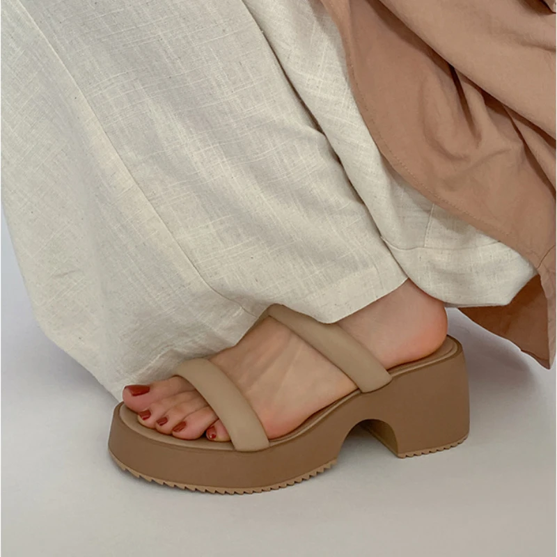 Тапочки, женские новые летние сандалии-гладиаторы, модные туфли на плоской платформе, Элегантные модельные туфли с открытым носком и ремешком на щиколотке. Изображение 0