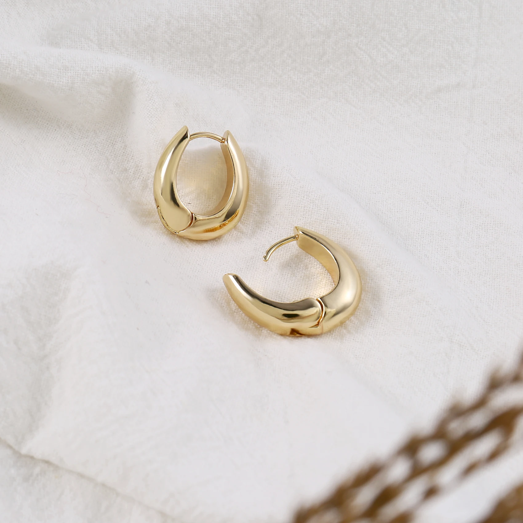 Минималистичные серьги-кольца Badu для женщин Геометрический овал Золотого цвета, Медные украшения, серьги для повседневной носки для темпераментных девушек 2023 г. Изображение 2