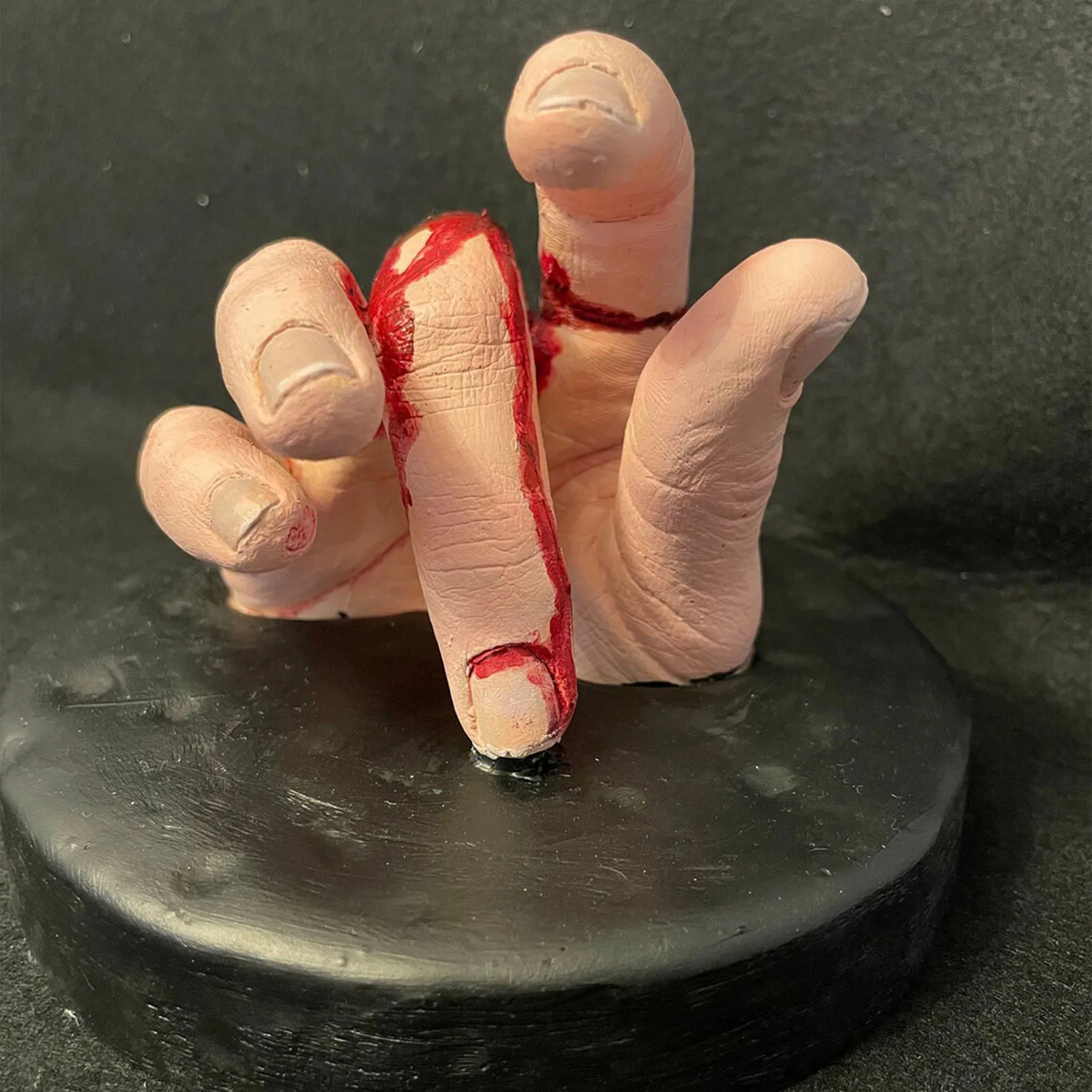 Страшная статуэтка из смолы с отрубленной рукой Реалистичная фигурка в форме руки для подарка другу семьи соседу. Изображение 1