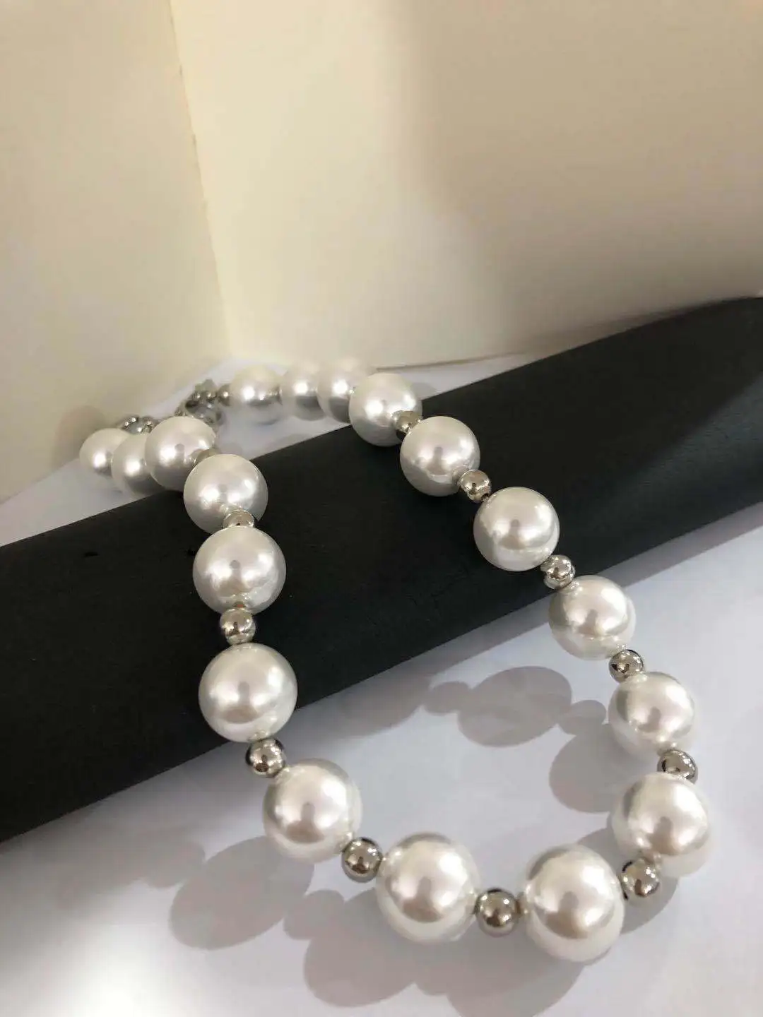 Большое жемчужное ожерелье, позолоченные цепочки для женщин с простым дизайном Изображение 1