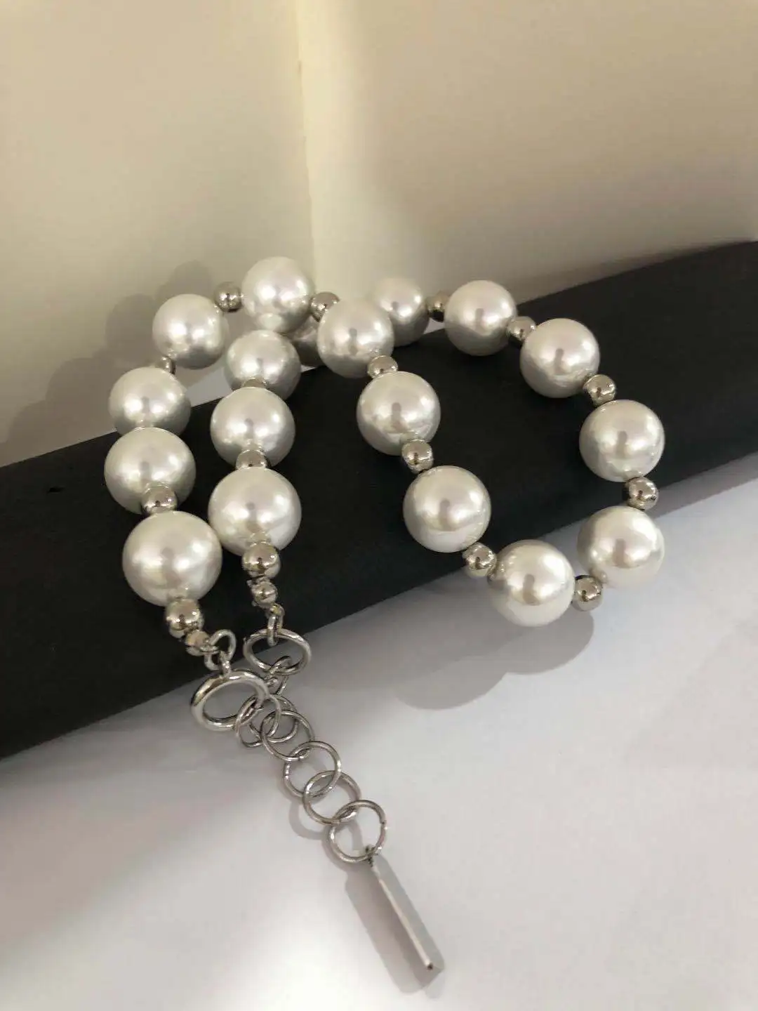 Большое жемчужное ожерелье, позолоченные цепочки для женщин с простым дизайном Изображение 2