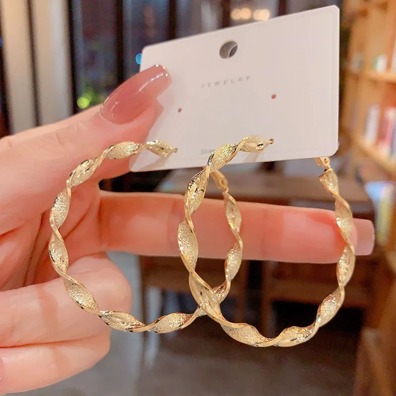 Новые преувеличенно скрученные женские серьги-кольца золотого цвета, неровные металлические серьги-петли, модные украшения для ушей в стиле панк Изображение 0