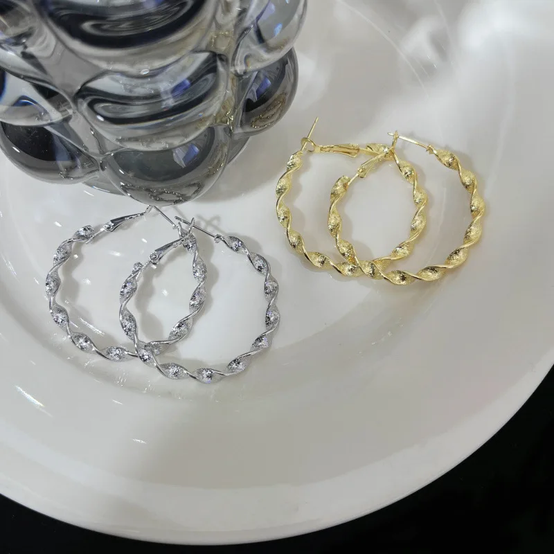 Новые преувеличенно скрученные женские серьги-кольца золотого цвета, неровные металлические серьги-петли, модные украшения для ушей в стиле панк Изображение 2