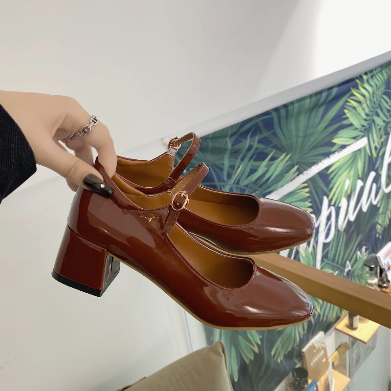 Новые весенне-осенние женские туфли Mary Janes из лакированной кожи на низком каблуке, модельные туфли с квадратным носком и ремешком с пряжкой для девочек Изображение 0