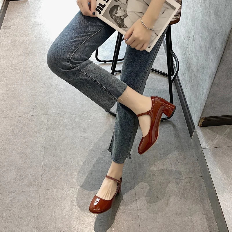 Новые весенне-осенние женские туфли Mary Janes из лакированной кожи на низком каблуке, модельные туфли с квадратным носком и ремешком с пряжкой для девочек Изображение 3