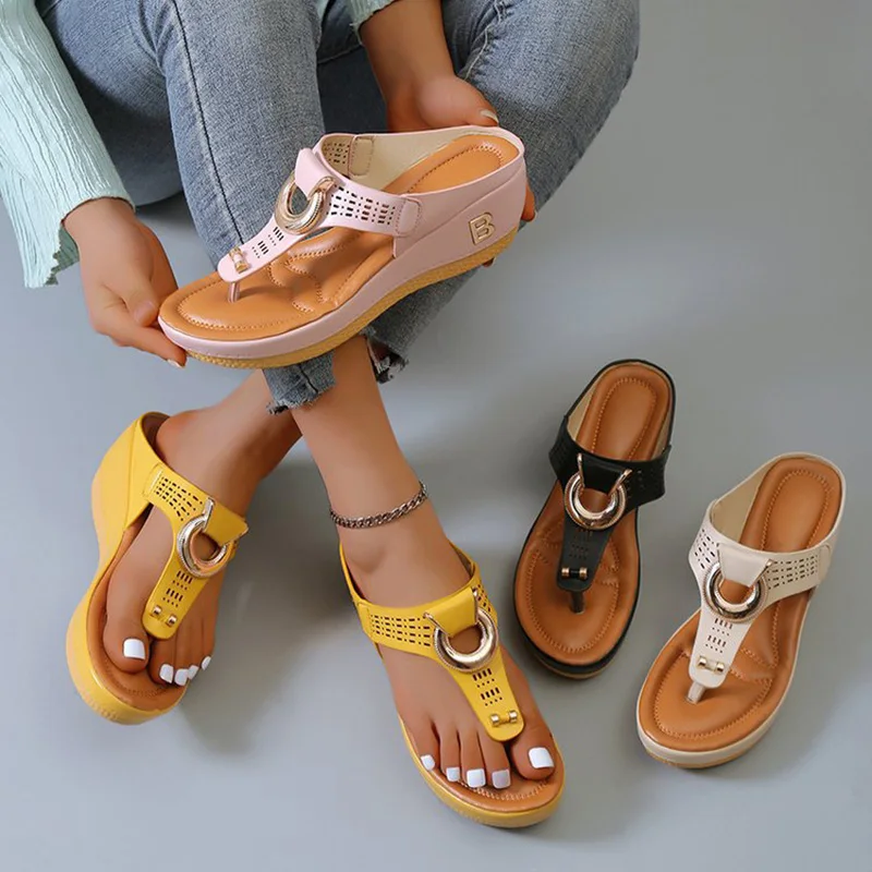 Летние пляжные шлепанцы 2023 года, полые тапочки с пряжкой, сандалии на наклонном каблуке, нескользящие женские тапочки, повседневная дышащая обувь Изображение 3