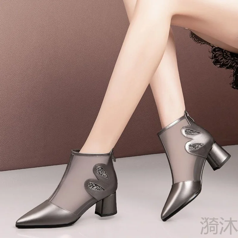 2023 Женские кожаные сетчатые ботинки со стразами Летняя обувь ботильоны с острым носком на толстом каблуке с открытой спиной женские роскошные сандалии Изображение 0