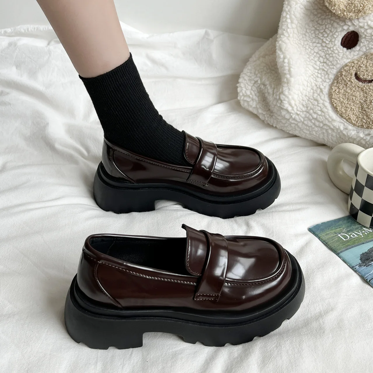 Женские весенне-осенние новинки 2023 года в простом британском стиле, маленькие кожаные туфли на толстом каблуке и темпераментные тонкие туфли Изображение 0