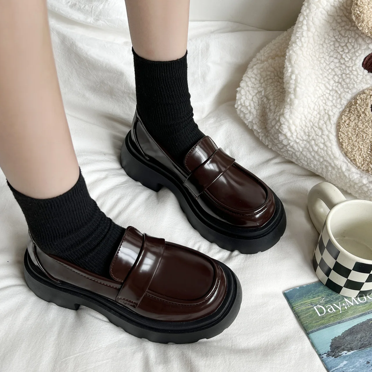 Женские весенне-осенние новинки 2023 года в простом британском стиле, маленькие кожаные туфли на толстом каблуке и темпераментные тонкие туфли Изображение 5