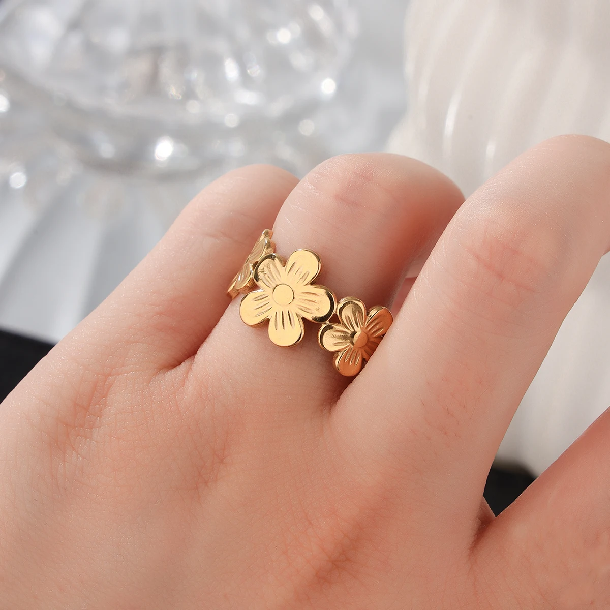 Роскошное нишевое геометрическое кольцо, подходящее для женщин. кольцо на указательный палец из титановой стали с позолотой 18 карат с регулируемым отверстием в виде цветка Изображение 0