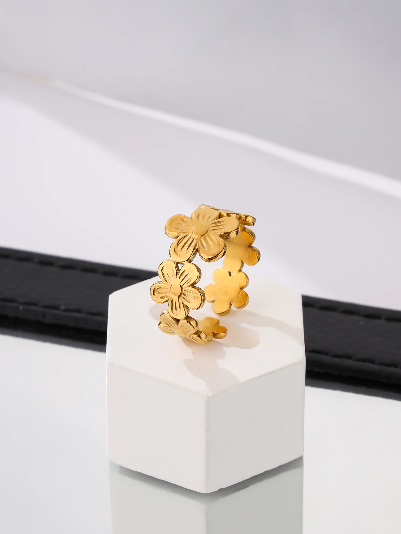 Роскошное нишевое геометрическое кольцо, подходящее для женщин. кольцо на указательный палец из титановой стали с позолотой 18 карат с регулируемым отверстием в виде цветка Изображение 1