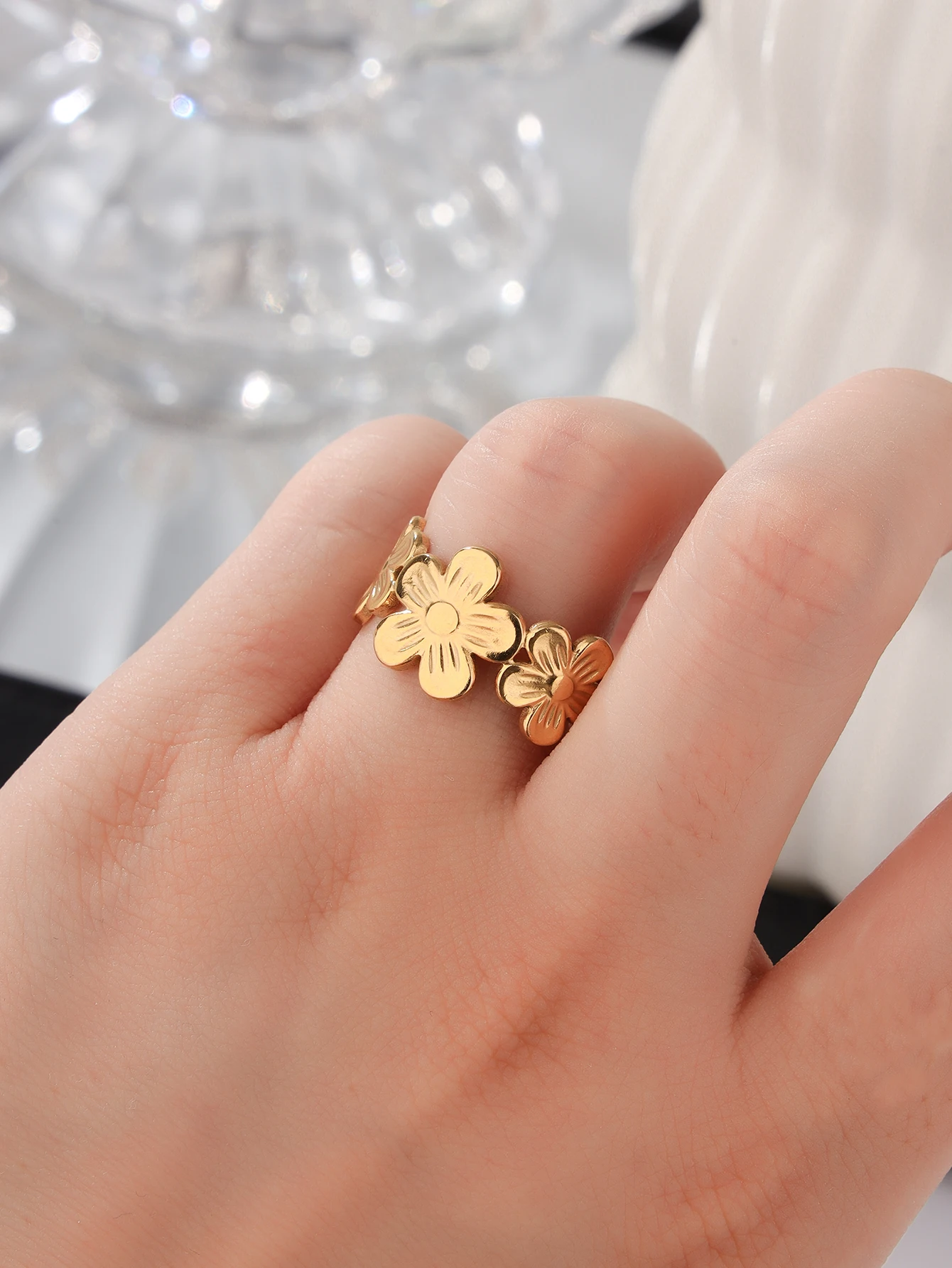Роскошное нишевое геометрическое кольцо, подходящее для женщин. кольцо на указательный палец из титановой стали с позолотой 18 карат с регулируемым отверстием в виде цветка Изображение 4