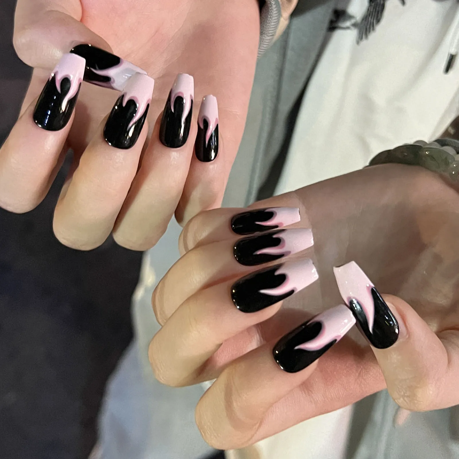 Розовые и черные длинные квадратные накладные ногти, легкие и легко наклеиваемые накладные ногти для модных девушек в тон платью Изображение 1