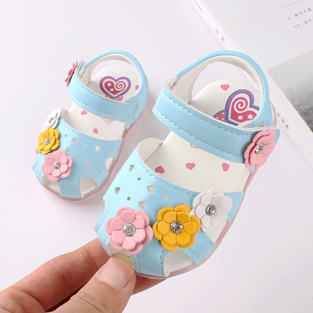 Сандалии для маленьких девочек, летняя милая обувь для малышей, Модные сандалии принцессы с цветами, мягкая Детская пляжная обувь для новорожденных. Изображение 3