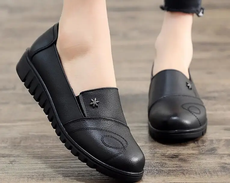 Демисезонные женские туфли на плоской подошве больших размеров, модные женские лоферы, черные Мягкие женские повседневные туфли без застежки из натуральной кожи Изображение 0
