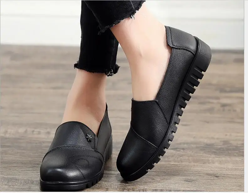 Демисезонные женские туфли на плоской подошве больших размеров, модные женские лоферы, черные Мягкие женские повседневные туфли без застежки из натуральной кожи Изображение 1
