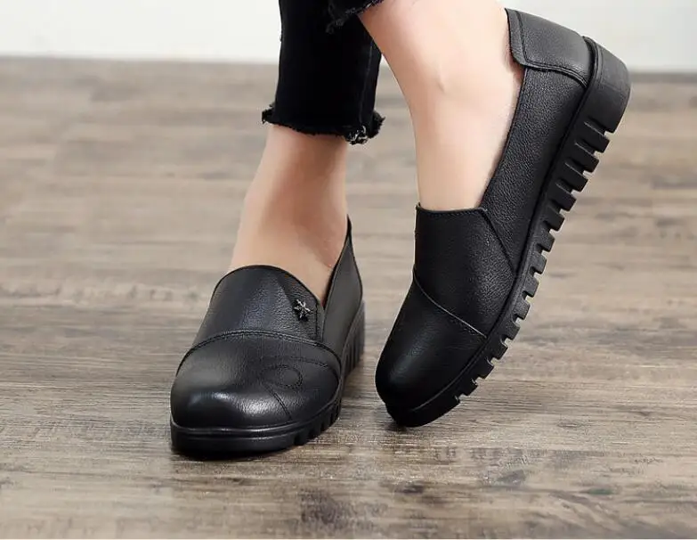 Демисезонные женские туфли на плоской подошве больших размеров, модные женские лоферы, черные Мягкие женские повседневные туфли без застежки из натуральной кожи Изображение 2
