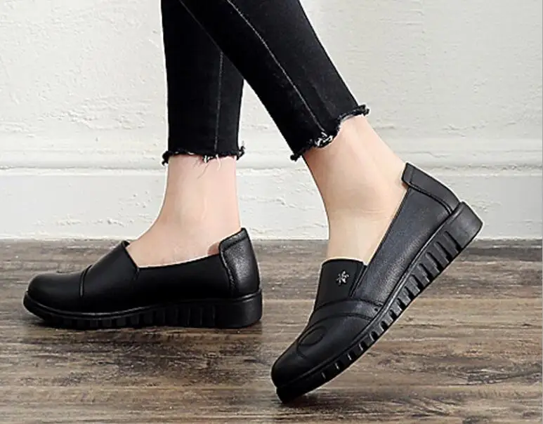 Демисезонные женские туфли на плоской подошве больших размеров, модные женские лоферы, черные Мягкие женские повседневные туфли без застежки из натуральной кожи Изображение 3