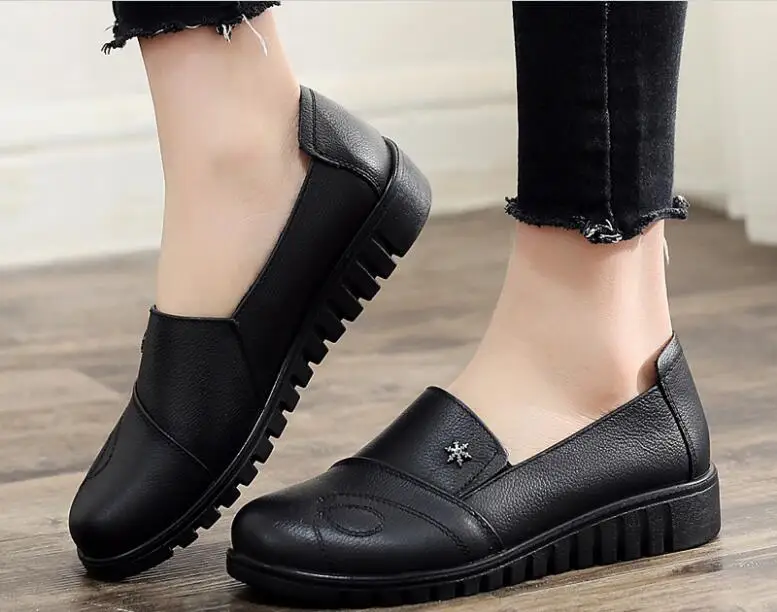Демисезонные женские туфли на плоской подошве больших размеров, модные женские лоферы, черные Мягкие женские повседневные туфли без застежки из натуральной кожи Изображение 4