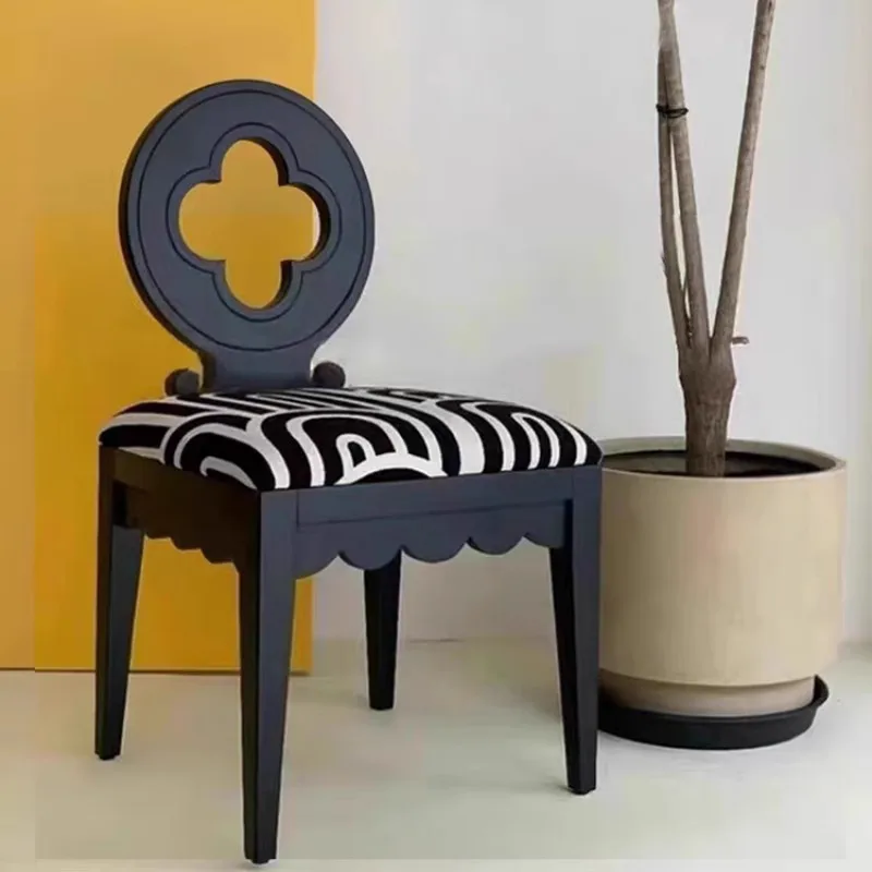 Обеденный стул в кремовом стиле с мягкой сумкой из четырех листьев клевера, дизайнерский стул из белого воскового дерева Средней Древности, визуальная мебель для кафе отеля. Изображение 2