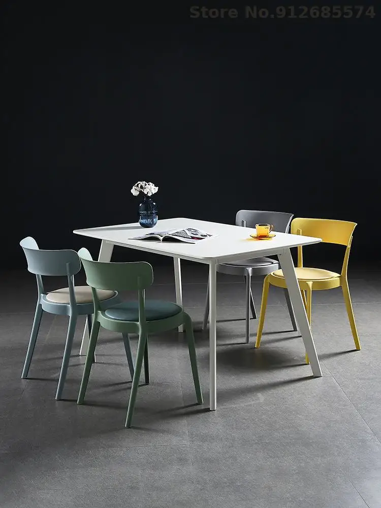 Скандинавский минималистичный пластиковый стул Ins, современный креативный обеденный стул для домашнего ресторана, сетчатый красный стул для повседневного макияжа со спинкой Изображение 0